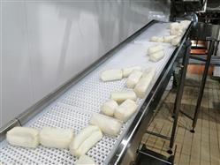 Подъемный поворотный конвейер с модульной лентой и лопатками Подъемный поворотный конвейер с модульной лентой и лопатками