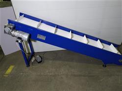 Наклонный конвейер с модульной лентой и перегородками Наклонный конвейер с модульной лентой и перегородками